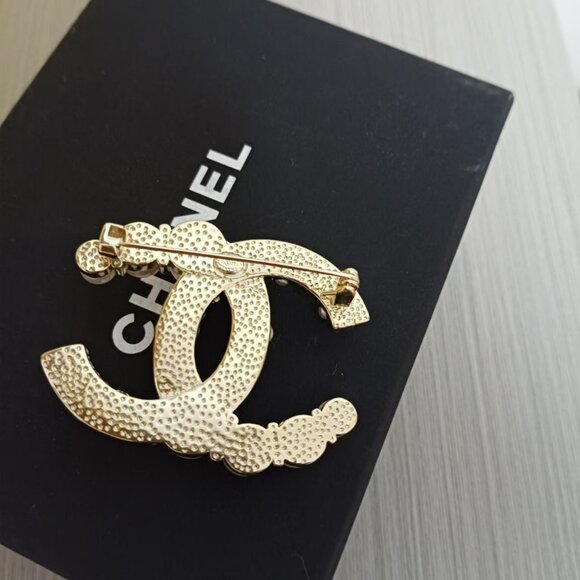 Chanel Classic Large Pearl Brooch - Picture 4 of 5